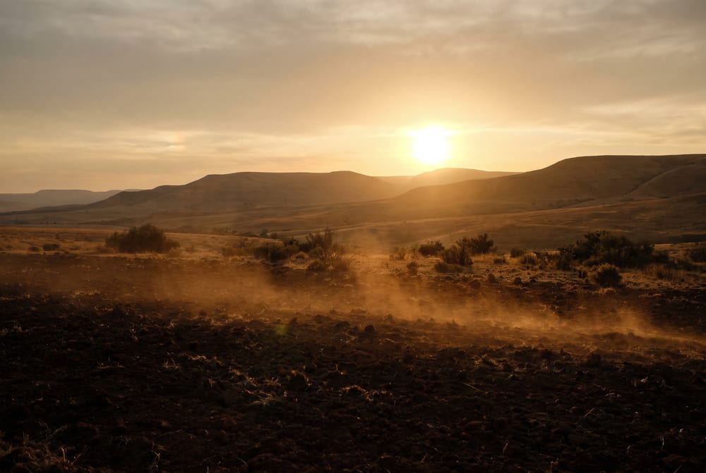 Un paesaggio aperto al tramonto, terra e colline